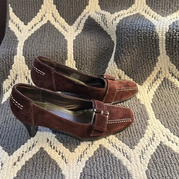 AEROSOLES Brown Suede Heels with Buckle - Picture 2 of 9